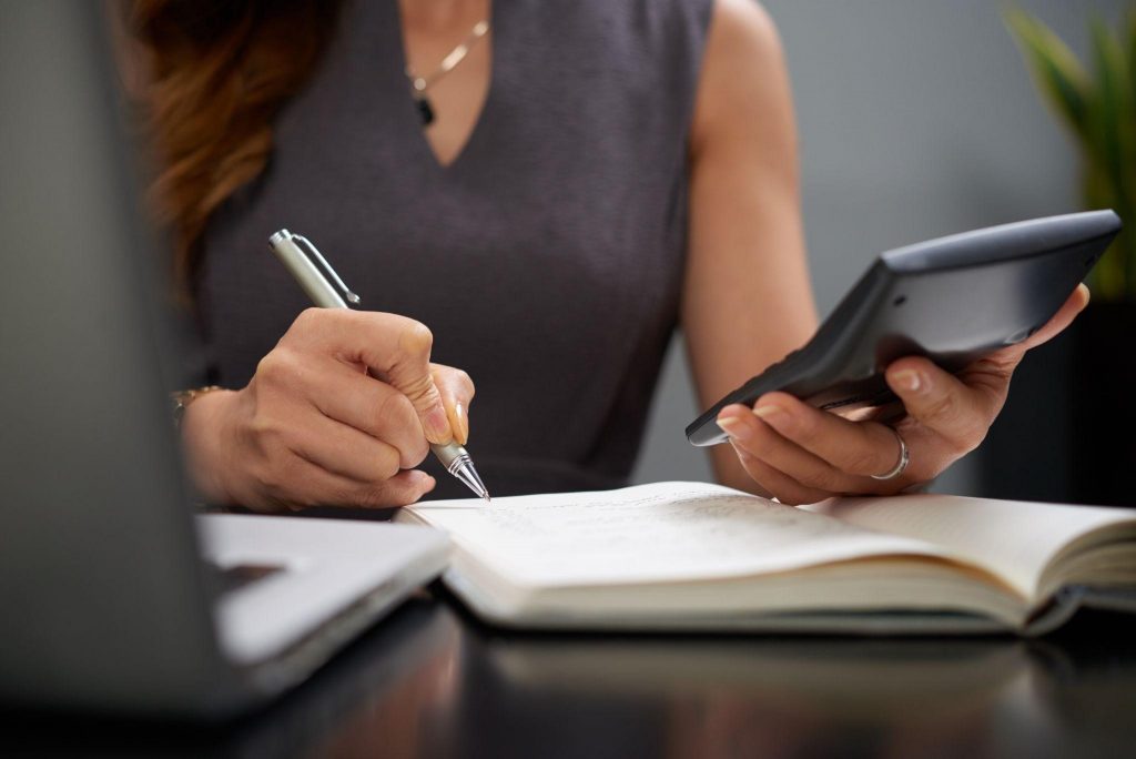 Mulher em um escritório de contabilidade.